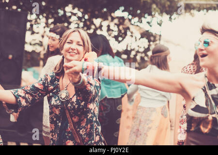 Les jeunes femmes et les filles dans l'amitié tous ensemble célébrer et s'amuser dans un lieu naturel bio. Sourires et rire pour le groupe de hippies personnes al Banque D'Images