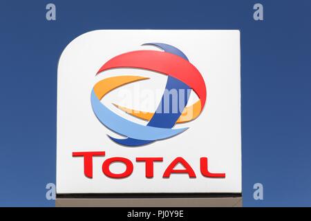Marguerittes, France - 1 juillet 2018 : Total logo sur un poteau. Total est une multinationale française société pétrolière et gazière intégrée Banque D'Images
