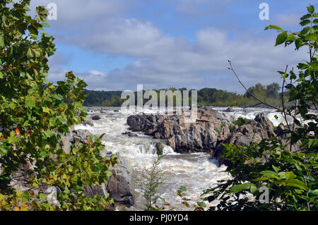 Les chutes d'eau à Grand Falls Park en Virginie avec des arbres et un ciel nuageux ciel bleu. Banque D'Images