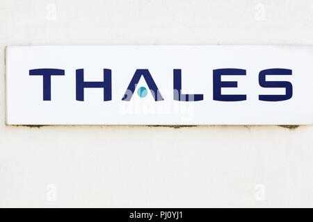 Valence, France - 1 juillet 2018 Thales : logo sur un mur. Thales est une entreprise multinationale française et un groupe d'électronique spécialisé en aérospatiale Banque D'Images