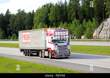 Salo, Finlande - le 31 août 2018. Rouge et blanc personnalisé Scania R580 camion de L. Retva transporte du fret Freja remorque sur autoroute dans le jour de l'été. Banque D'Images