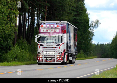 Salo, Finlande - le 5 août 2018. Croisement de "rouge et blanc personnalisé Scania R580 camion de L. Retva sombre sur une route de campagne. Banque D'Images