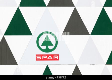 Paris, France - le 3 juillet 2018 : Spar logo sur un mur. Spar est un groupe international d'autonome et les détaillants et grossistes Banque D'Images