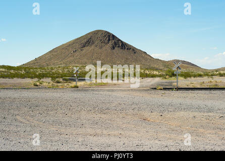 Chemin de fer ou traversée de chemin de fer au Texas dans un désert aride, sec, Lonely Banque D'Images