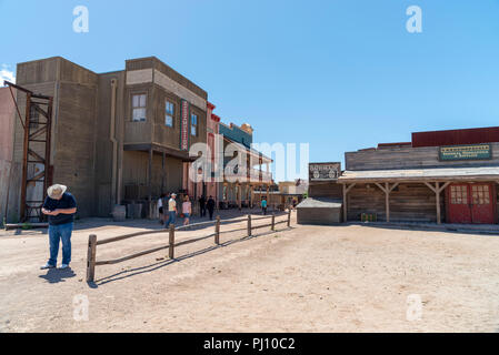 Down Town Old Tucson, chemins de terre, bâtiments en bois sous ciel bleu. Banque D'Images