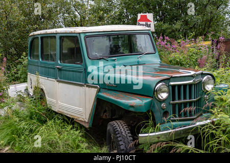 12 AOÛT 2018 - McCarthy Alaska : un vieux camion rouillé out Jeep se trouve dans un champ avec une livraison Pizza Hut vintage signe sur top Banque D'Images