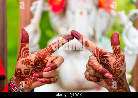 Sanga, le Népal - le 16 juillet 2018 : Image de femmes peintes au henné les mains dans Sanga, au Népal. Deux femmes gardant leur poining doigts l'un contre l'autre. Henn Banque D'Images