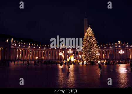 Rome, Italie - 11 décembre 2017 : la place Saint Pierre à l'immense arbre de Noël dans la nuit. ROME - Le 11 décembre 2017 Banque D'Images