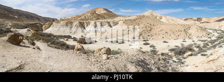 Panorama de wadi nahal zin et wadi nahal havarim de rejoindre à la fin de l'ein avdat canyon dans les hautes terres du Néguev, près de sdé boker en Israël Banque D'Images