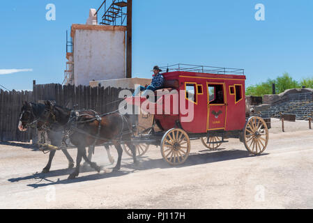 Stagecoach étant tiré par les chevaux à Old Tucson. Banque D'Images