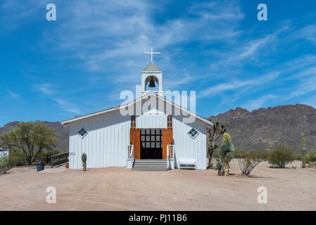 Bâtiment de l'église de Old Tucson studios de cinéma dans le cadre de ciel bleu. Banque D'Images