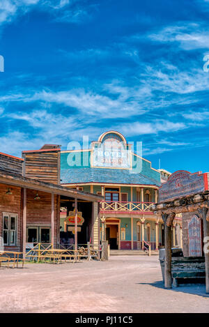 Down Town Old Tucson, chemins de terre, bâtiment de bois. Vieux style ouest sous un ciel bleu. Banque D'Images