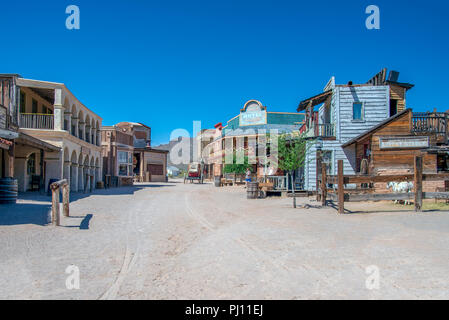 Down Town Old Tucson, vieux bois de style occidental et de bâtiments en briques d'adobe sur dirt street et trottoirs de bois Banque D'Images