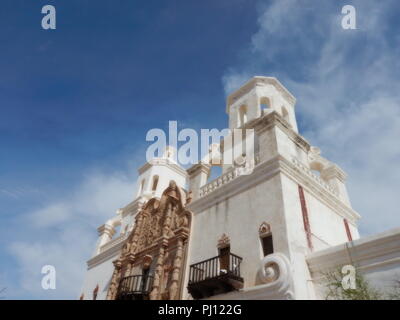 Mission San Xavier sous ciel bleu avec des nuages blancs. Banque D'Images