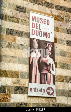 Affiche publicitaire pour le Museo del Duomo sur le mur d'un bâtiment à Udine, Italie Banque D'Images