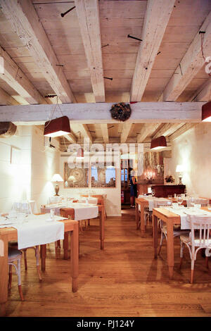 Ferme rustique de style français de l'intérieur de l'Antica Trattoria restaurant Maddalena sur Via Pelliccerie à Udine, Italie Banque D'Images