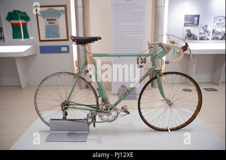 Vintage Bianchi vélo de route sur l'écran lors d'une exposition tenue au Complesso del Vittoriano à Rome. Banque D'Images