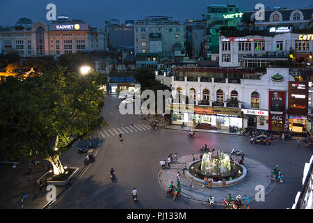 Une vue sur la fontaine et la zone autour de la fountian dans le vieux quartier de Hanoi, Vietnam. Banque D'Images