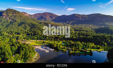 Antenne de drone de Lake Lure en Caroline du Nord NC. Banque D'Images