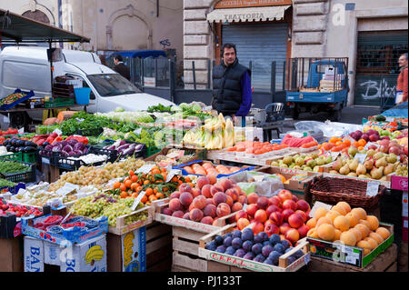 Marché de plein air à Campo dei Fiori, Rome. Tôt le matin, endormi du vendeur. Banque D'Images