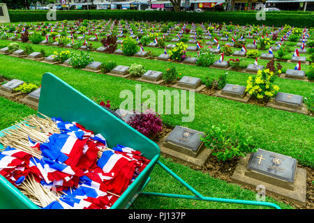 Chong Kai Allied War Cemetery, Kanchanaburi, 10/01/15 stèles de tombé prisonnier de guerre de la DEUXIÈME GUERRE MONDIALE Banque D'Images