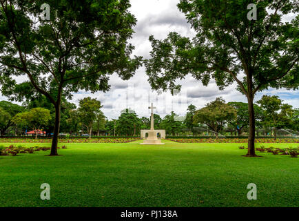 Chong Kai Allied War Cemetery, Kanchanaburi, 10/01/15 stèles de tombé prisonnier de guerre de la DEUXIÈME GUERRE MONDIALE Banque D'Images