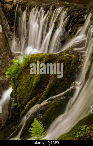 Wasserfall am Dyfi Fournaise, einer alten usine sidérurgique Eisenhütte Banque D'Images