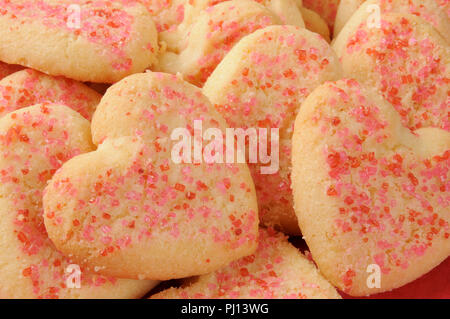 Heart shaped shortbread cookies saupoudré de sucre Banque D'Images