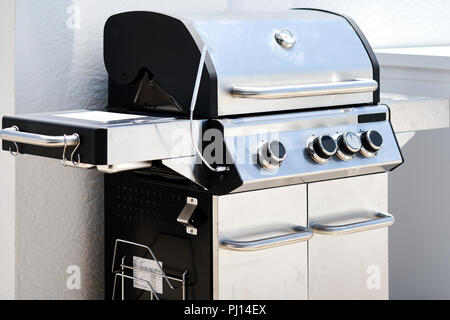 Barbecue à gaz inox bbq barbecue. La cuisson des viandes, poissons, légumes en été, rassemblements, pas de personnes Banque D'Images