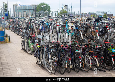 Des milliers de bicyclettes garées dans la ville d'Utrecht en Hollande. Banque D'Images