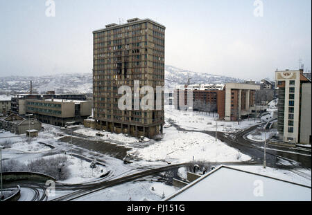 4 mars 1993 pendant le siège de Sarajevo : une tour endommagée comme vu de l'arrière de l'hôtel Holiday Inn. Être à seulement quelques centaines de mètres et directement sous le regard de l'assiégeant Serbes, des bâtiments comme celui-ci étaient une cible facile pour les tireurs d'élite et l'artillerie. Banque D'Images