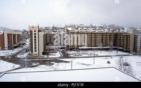 4 mars 1993 pendant le siège de Sarajevo : bâtiments d'habitation à l'arrière de l'hôtel Holiday Inn. Seulement quelques centaines de mètres de l'assiégeant Serbes, des bâtiments comme elles étaient le plus souvent une cible facile pour les tireurs d'élite et l'artillerie ; l'hôtel tenus cachés. Banque D'Images