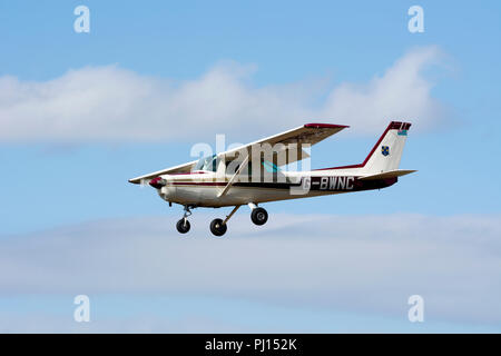 Cessna 152, à l'atterrissage à l'Aérodrome de Wellesbourne, Warwickshire, UK (G-BWNC) Banque D'Images