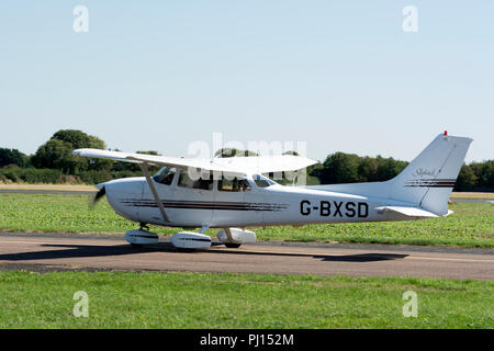 Cessna 172R Skyhawk à Wellesbourne Airfield, Warwickshire, UK (G-BXSD) Banque D'Images