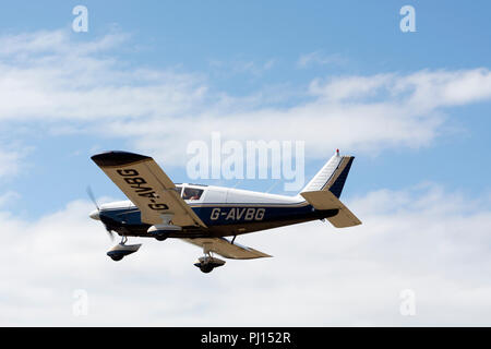 Piper PA-28-180 Cherokee l'atterrissage à l'Aérodrome de Wellesbourne, Warwickshire, UK (G-AVBG) Banque D'Images