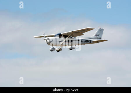 Cessna 172 Skyhawk l'atterrissage à l'Aérodrome de Wellesbourne, Warwickshire, UK (G-JMKE) Banque D'Images