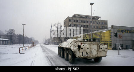 5 mars 1993 pendant le siège de Sarajevo : une Organisation des Nations Unies Ukranian BTR-80 APC se dirige vers l'ouest dans la neige sur Sniper Alley. Jusqu'à venir est l'église de la Sainte Trinité. Banque D'Images