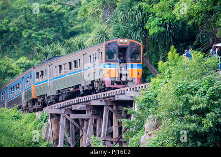 KANCHANABURI, THAÏLANDE - 19 août 2017 : profitez d'un voyage ferroviaire voyageurs sur la Thaïlande-Birmanie de chemin de fer de la mort le long de la rivière Kwaï Banque D'Images