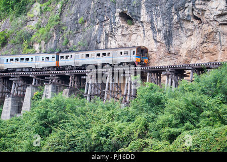 KANCHANABURI, THAÏLANDE - 19 août 2017 : profitez d'un voyage ferroviaire voyageurs sur la Thaïlande-Birmanie de chemin de fer de la mort le long de la rivière Kwaï Banque D'Images