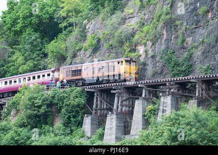 KANCHANABURI, THAÏLANDE - 19 août 2017 : profitez d'un voyage ferroviaire voyageurs sur la Thaïlande-Birmanie de chemin de fer de la mort le long de la rivière Kwaï Banque D'Images