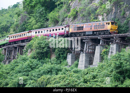 KANCHANABURI, THAÏLANDE - 19 août 2017 : profitez d'un voyage ferroviaire voyageurs sur la Thaïlande-Birmanie de chemin de fer de la mort le long de la rivière Kwaï Banque D'Images