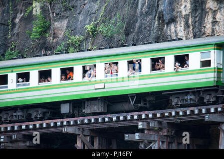 KANCHANABURI, THAÏLANDE - 19 août 2017 : profitez d'un voyage ferroviaire voyageurs sur la Thaïlande-Birmanie de chemin de fer de la mort le long de la rivière Kwaï Banque D'Images