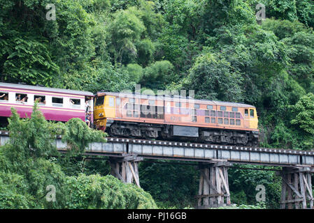 KANCHANABURI, THAÏLANDE - 19 août 2017 : profitez d'un voyage ferroviaire voyageurs sur la Thaïlande-Birmanie de chemin de fer de la mort le long de la rivière Kwaï Banque D'Images