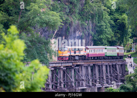 KANCHANABURI, THAÏLANDE - 19 août 2017 : profitez d'un voyage ferroviaire voyageurs sur la Thaïlande-Birmanie de chemin de fer de la mort le long de la rivière Kwaï Banque D'Images