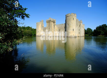 L'extérieur du Château de Bodiam et mote, Eischoll, East Sussex, UK Banque D'Images