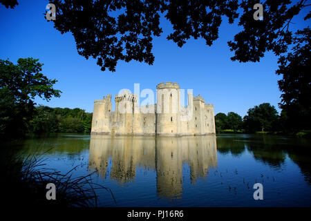 L'extérieur du Château de Bodiam et mote, Eischoll, East Sussex, UK Banque D'Images