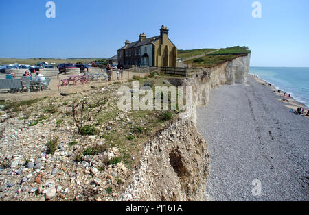 Falaises en ruine à Urrugne, près de les Sept Soeurs, East Sussex, UK, et les autres cottages garde-côtes après des années d'érosion ont détruit de nombreux. Banque D'Images