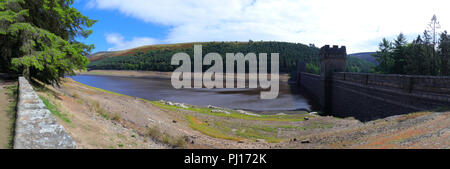 Le niveau des eaux de la Derwent barrage dans la partie supérieure de la Derwent Valley dans le Pic Distirct sont faibles et dans certains cas ont complètement séché. Banque D'Images