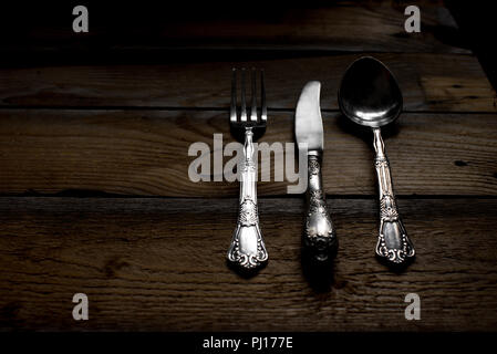 Un ensemble de vieux couverts sur une table en bois. Cuisine Vintage dans la cuisine. Copy space Banque D'Images
