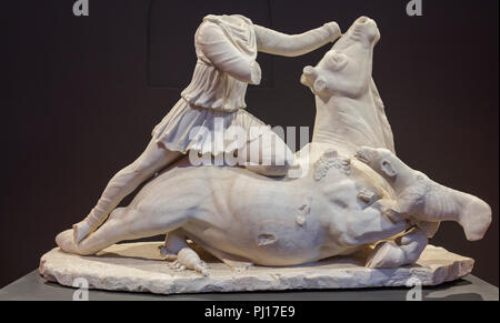 Mithra tuant le taureau sculpture, Musée National Archéologique de Tarquinia, Tarquinia, lazio, Italie Banque D'Images